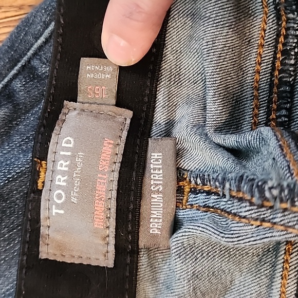 Torrid Bombshell Skinny, 16S - Picture 3 of 4